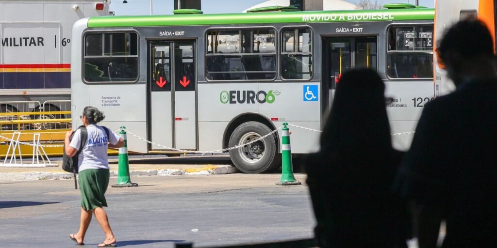 Filas de passageiros e ônibus na Rodoviária do Plano Piloto, em Brasília