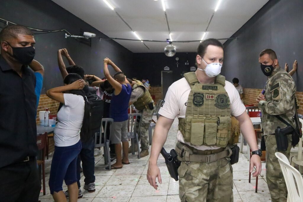 Fiscalização da Vigilância Sanitária em eventos irregulares. Foto de arquivo