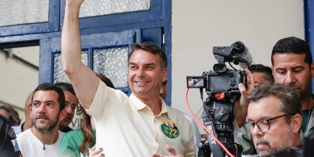 Flávio Bolsonaro acena a apoiadores
