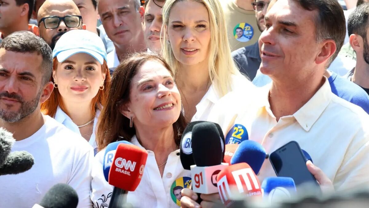 Flávio Bolsonaro diz que manterá Bolsa Família e Farmácia Popular