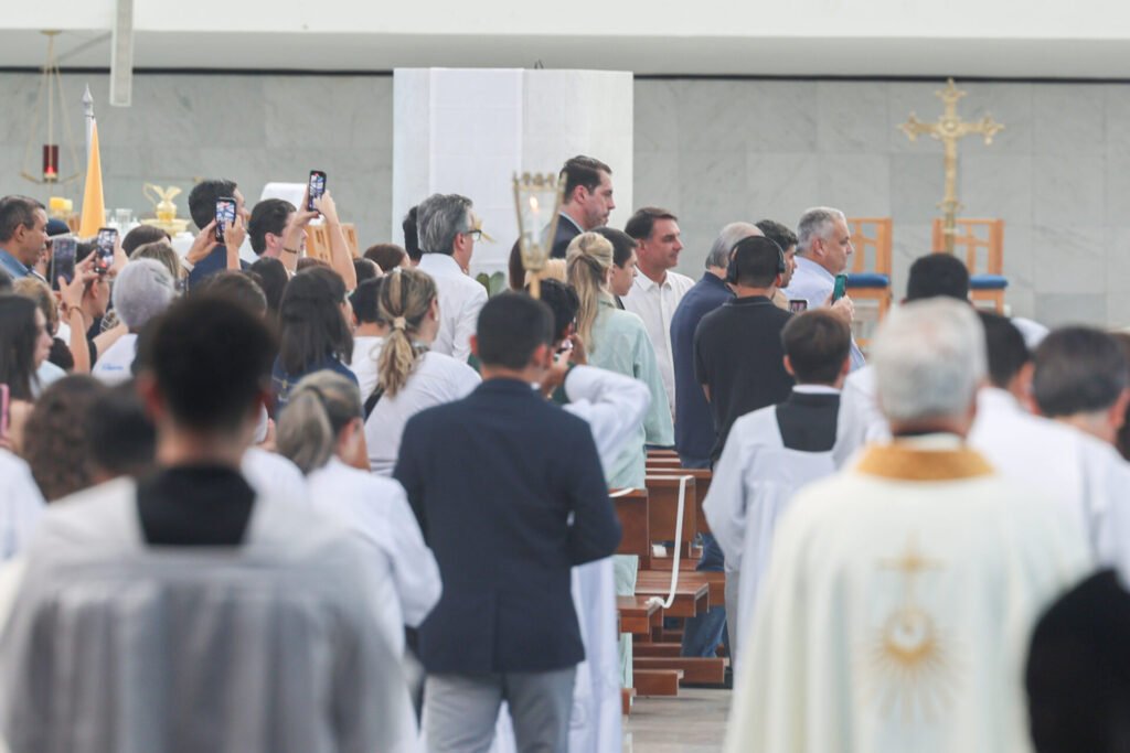 Flávio Bolsonaro, candidato à Presidência, participa de missa na Catedral Metropolitana de Brasília