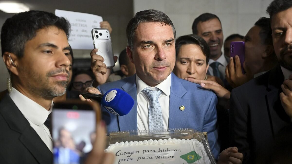 PF checa se Flávio Bolsonaro deixou o Brasil; governo argentino e Marinho negam