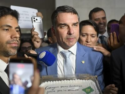 PF checa se Flávio Bolsonaro deixou o Brasil; governo argentino e Marinho negam