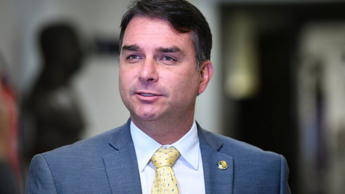 Flávio Bolsonaro propõe manter Bolsa Família por até 2 anos após emprego formal