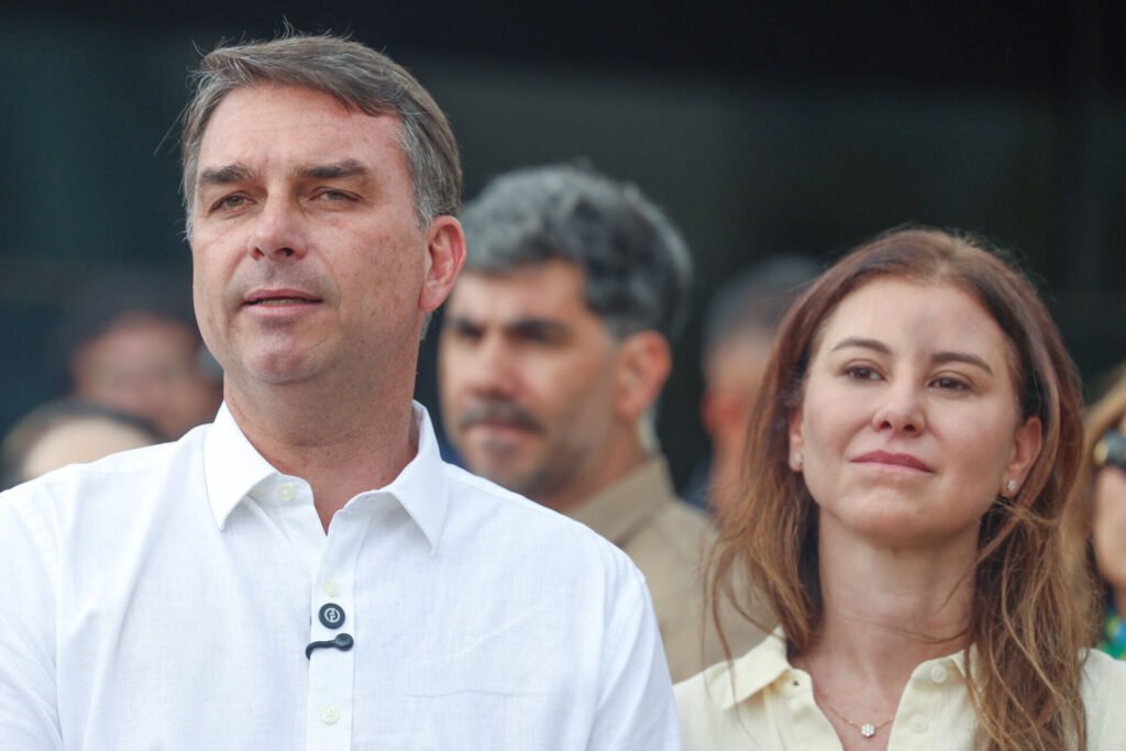 Flávio Bolsonaro fala com jornalistas em Brasília