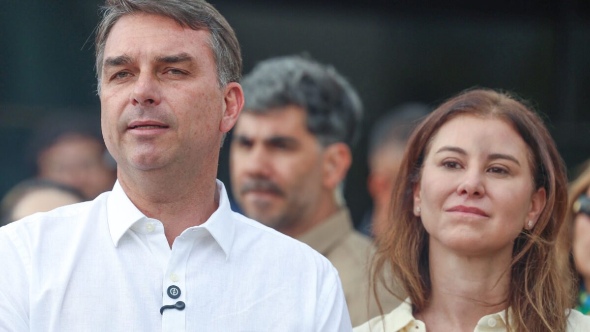 Flávio diz que Eduardo não será chanceler e que nomear Bolsonaro “não está no radar”