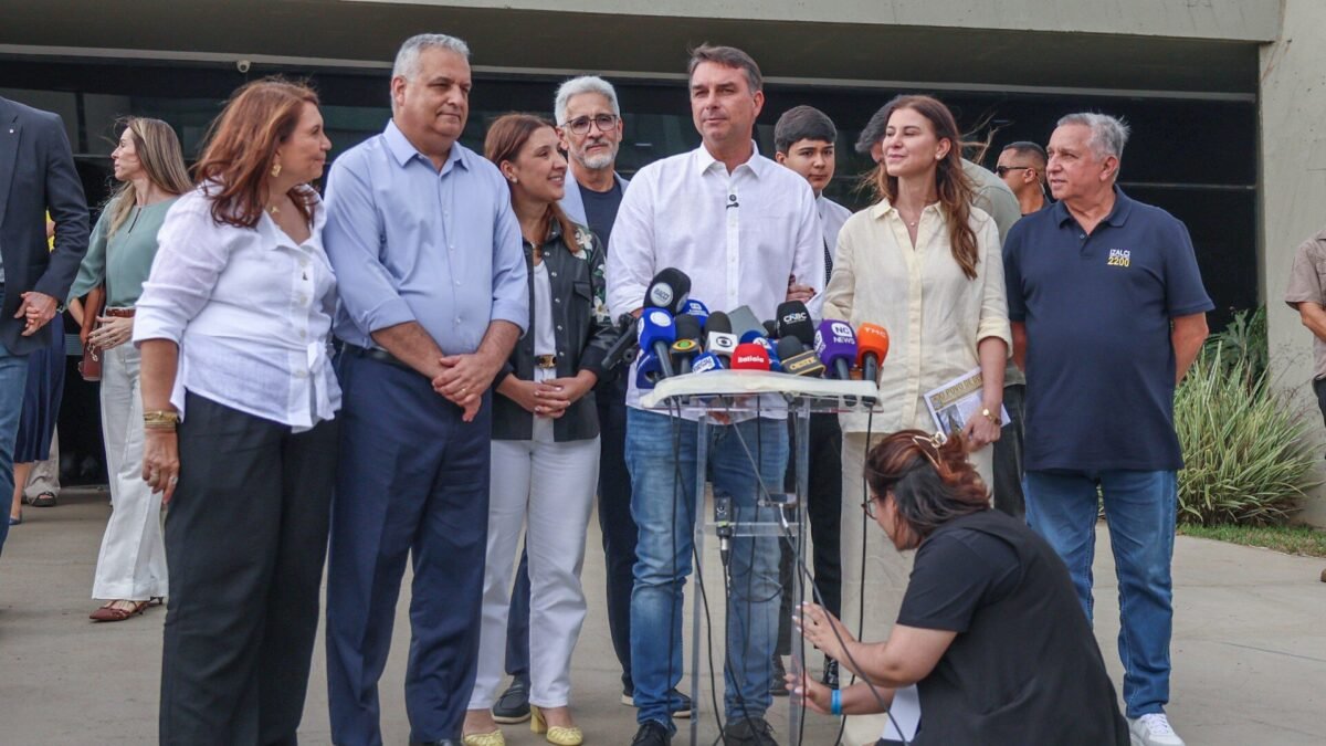 Entidades empresariais entregam a Flávio plano com aposentadoria aos 67 anos