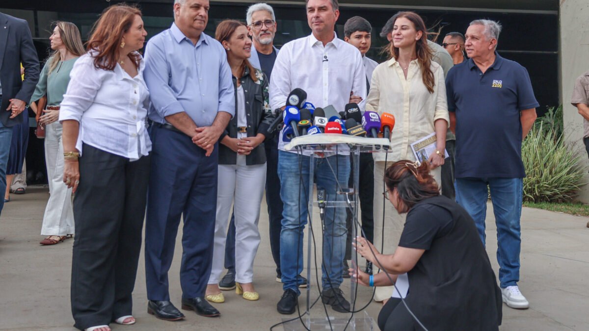 Flávio Bolsonaro faz ato em Vitória com Tarcísio e chama o pai de “professor”