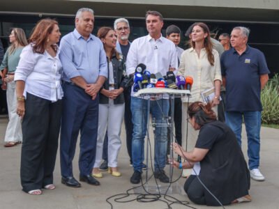 Flávio Bolsonaro faz ato em Vitória com Tarcísio e chama o pai de “professor”