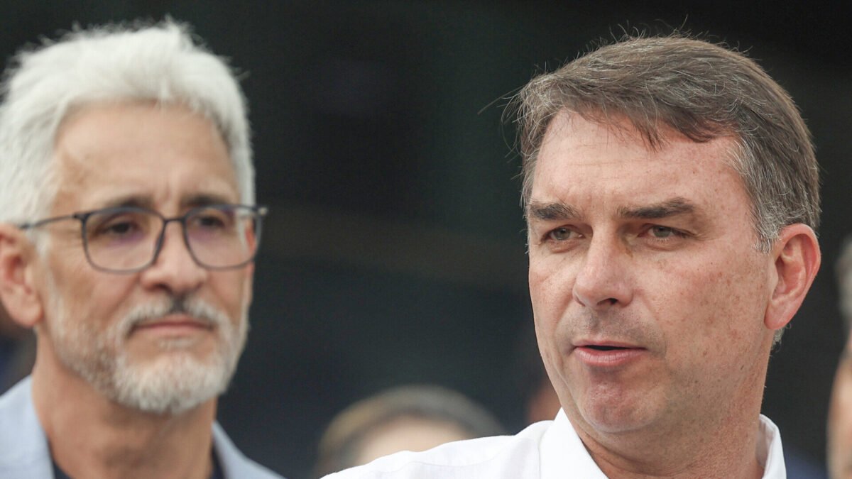 Flávio Bolsonaro diz que PF recolheu passaportes por ordem de Moraes