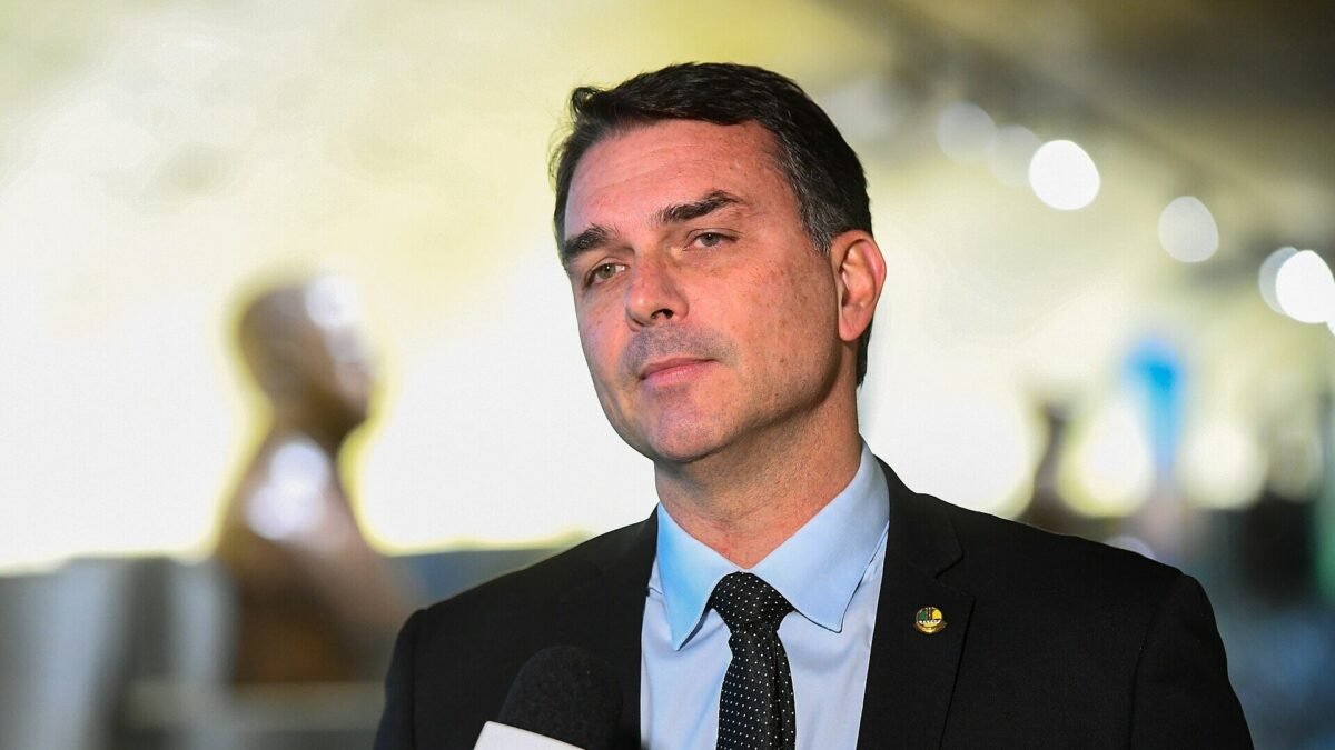 Propaganda de Flávio Bolsonaro vai ao ar sem áudio na TV; campanha diz ter enviado arquivo com som