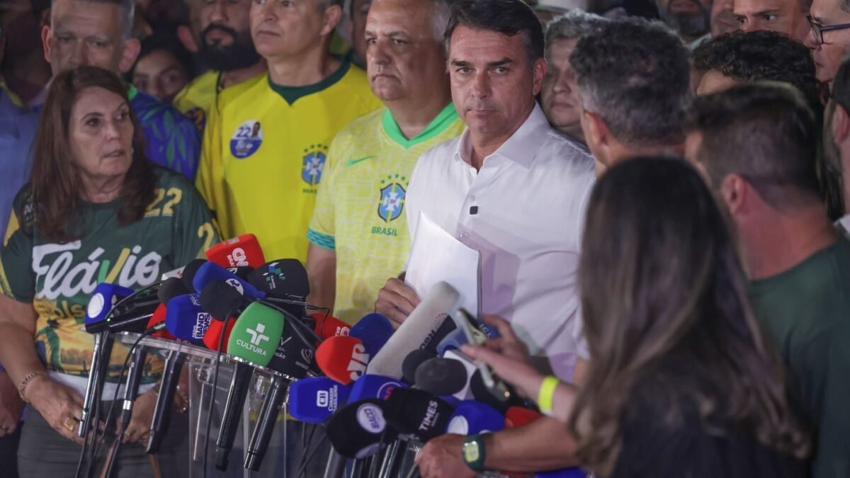 Flávio Bolsonaro deixa de falar em anulação e vai pedir a cassação da chapa de Lula e Alckmin