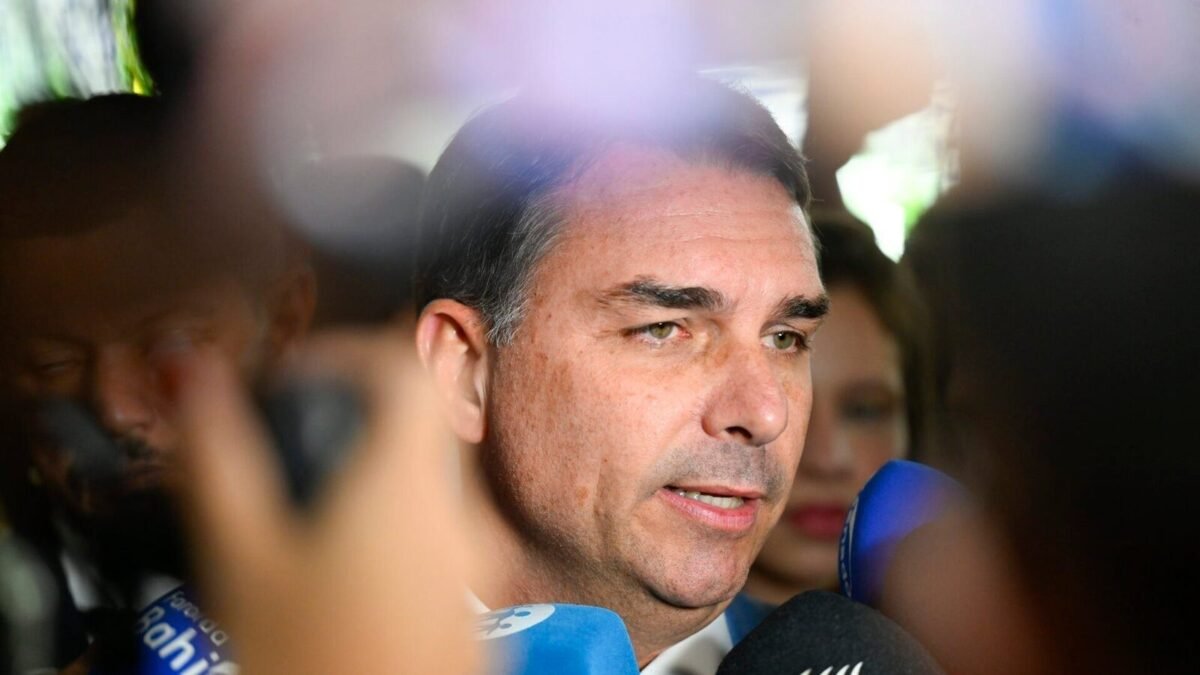 Flávio Bolsonaro ataca Moraes no JN e poupa Nunes Marques