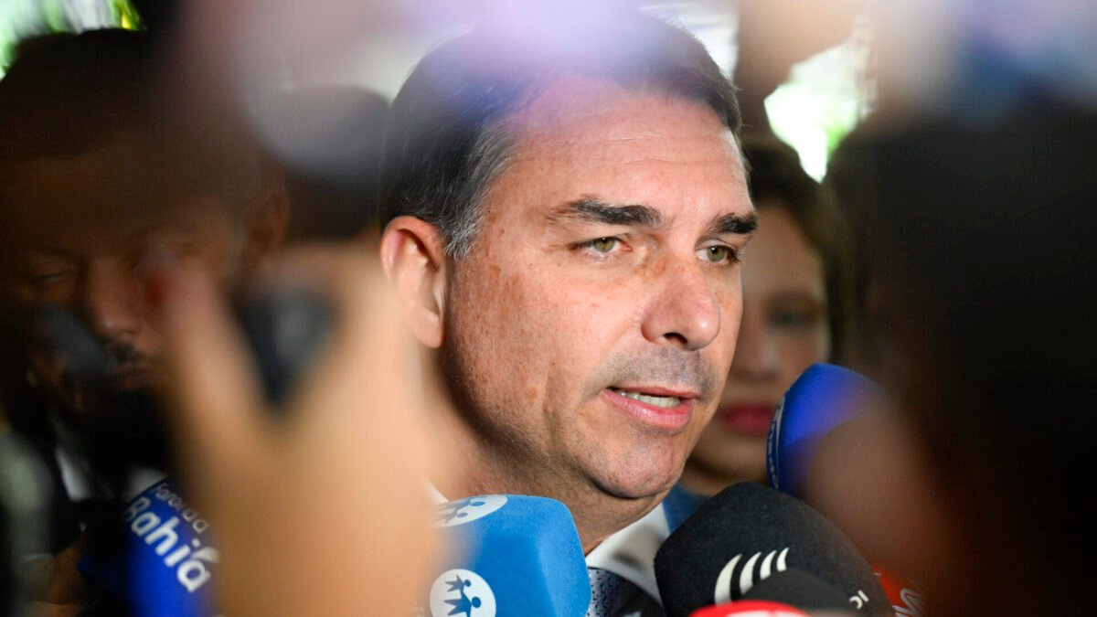 Flávio Bolsonaro ataca Moraes no JN e poupa Nunes Marques
