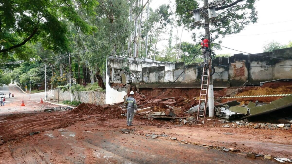 Chuva forte deixa São Paulo em estado de atenção para alagamentos nesta quarta (14)