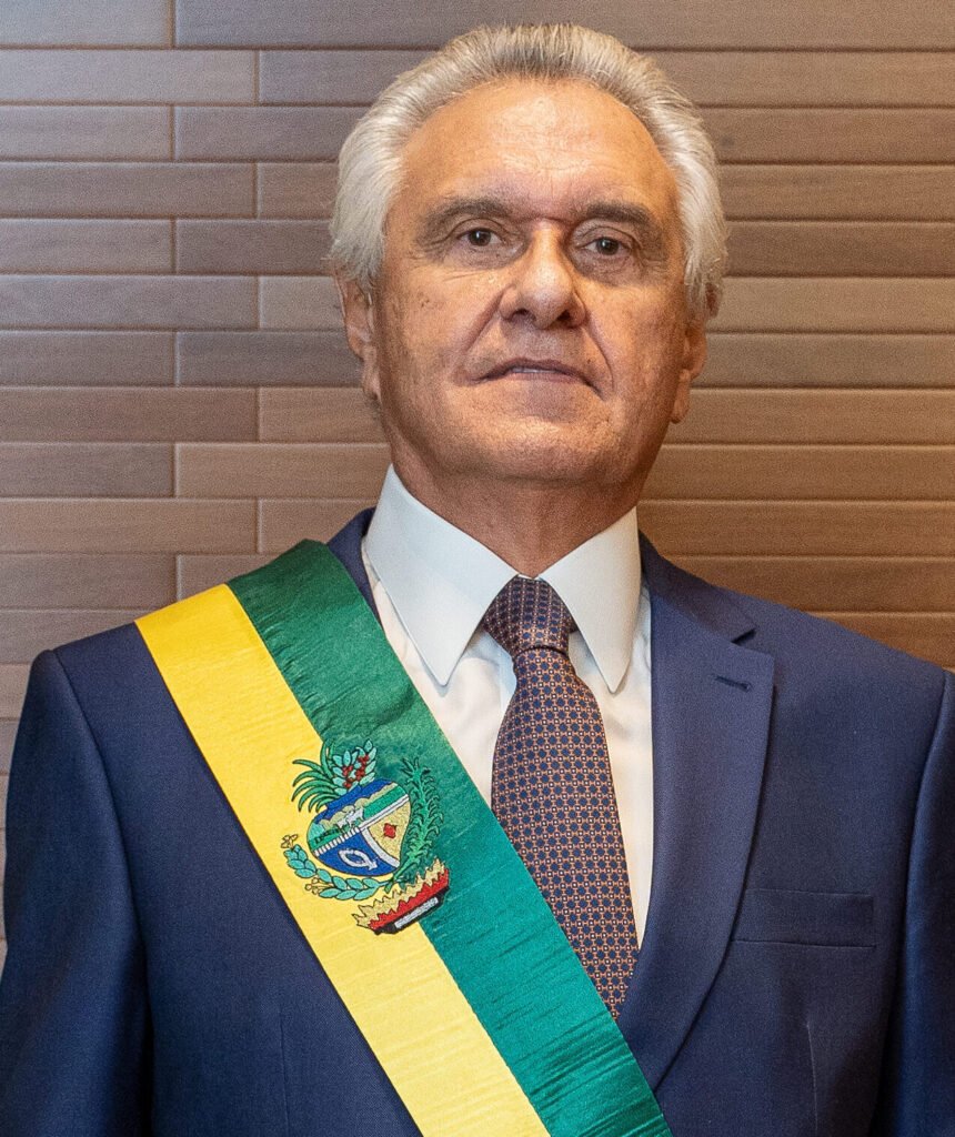 Foto oficial de Ronaldo Caiado, governador de Goiás, em 2023