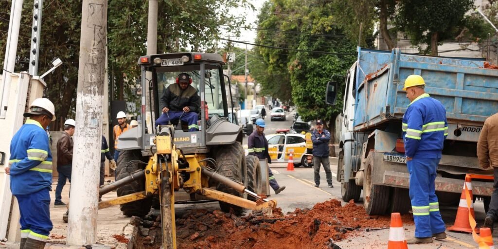 Funcionários da Sabesp e da Enel trabalham no reparo de rompimento de tubulação da Sabesp na Freguesia do Ó, zona norte de São Paulo