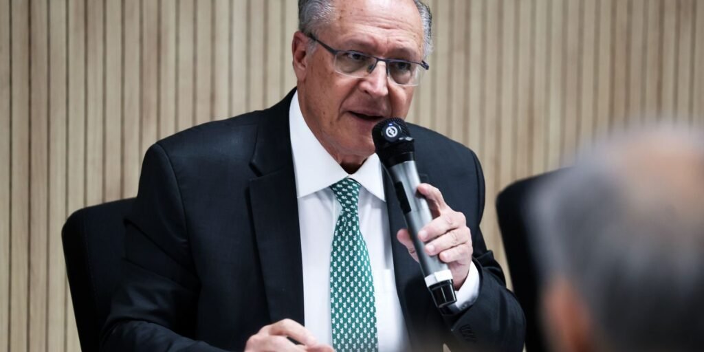 Geraldo Alckmin fala à imprensa na sala de coletivas do Palácio Itamaraty, em Brasília