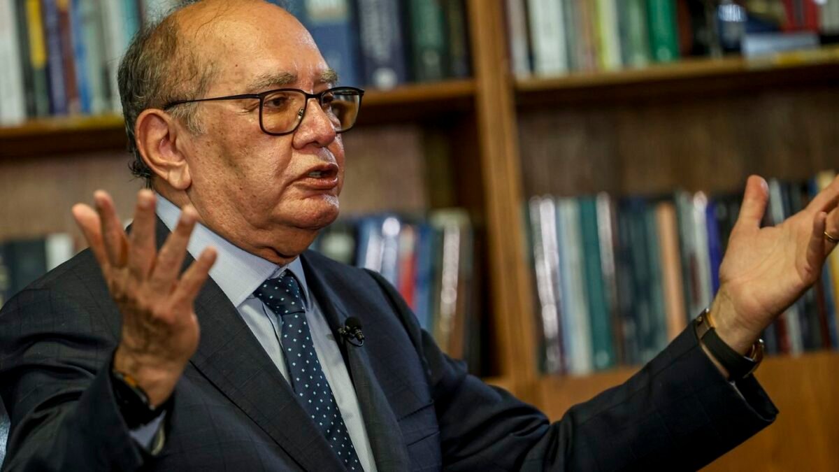 Gilmar Mendes é filmado com celular na cabine de votação em Diamantino (MT)