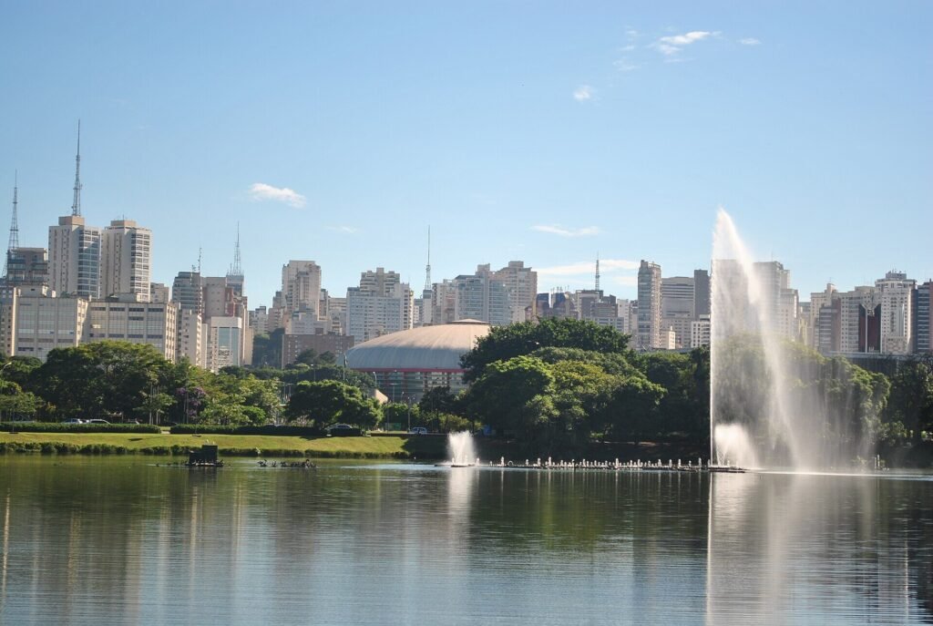 Ginásio e lago do Parque Ibirapuera, em São Paulo. Foto do banco de imagens Wikimedia Commons
