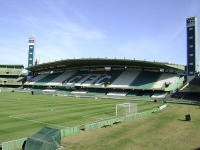 Coritiba x Vitória: onde assistir e escalações do jogo no Couto Pereira