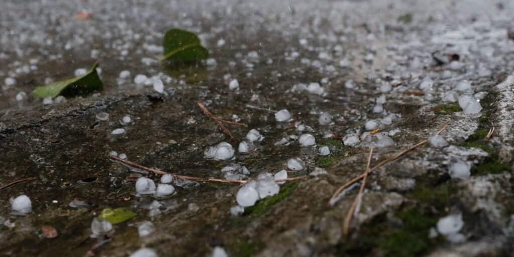 Chuva de granizo em rua