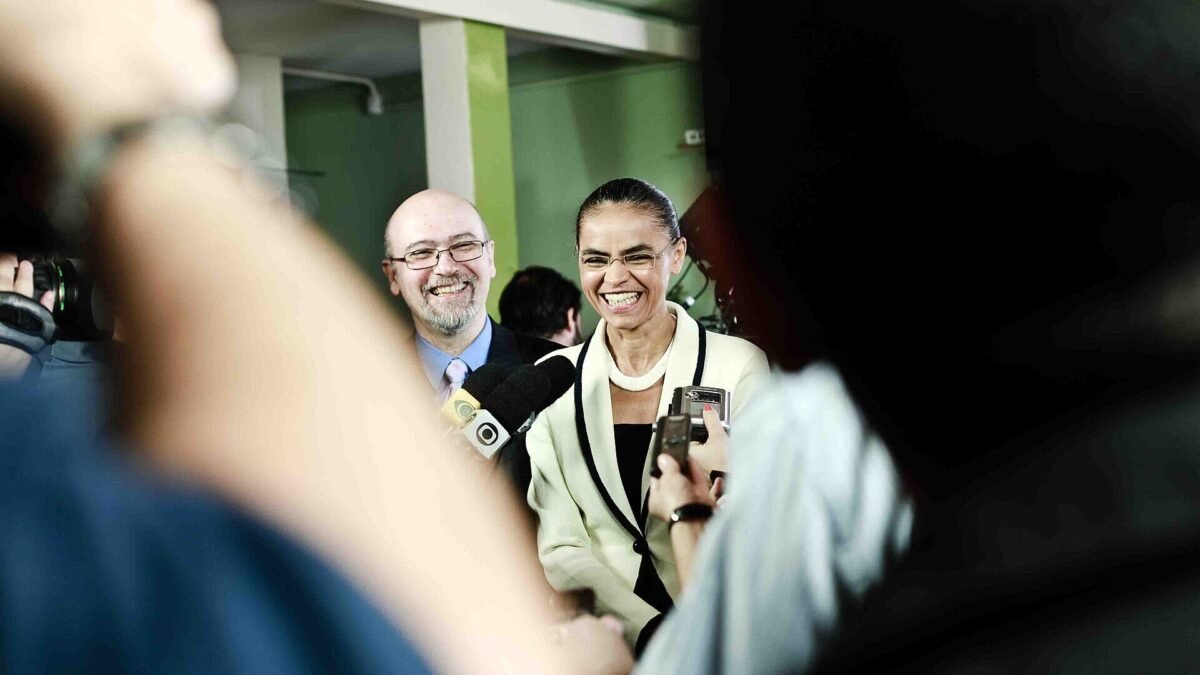 Propaganda de Flávio Bolsonaro vai ao ar sem áudio na TV; campanha diz ter enviado arquivo com som