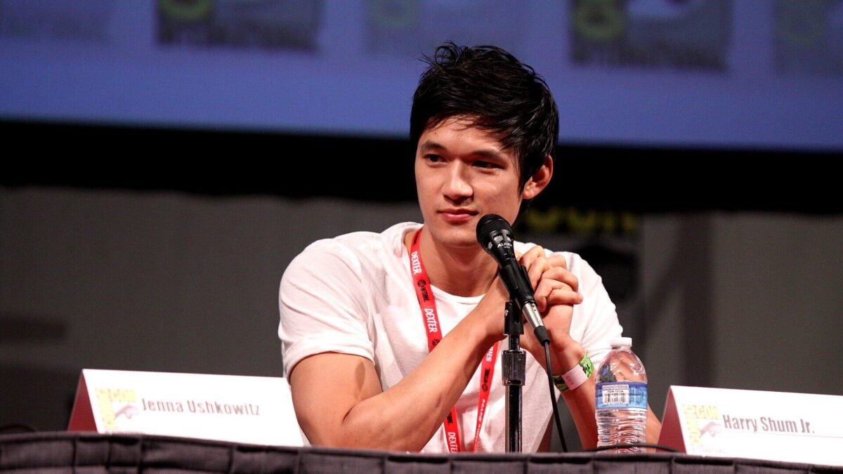 Inaba aponta lift em samba de Jenna Johnson e Harry Shum Jr. no Dancing with the Stars