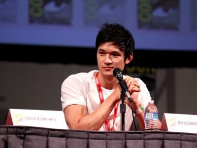 Inaba aponta lift em samba de Jenna Johnson e Harry Shum Jr. no Dancing with the Stars