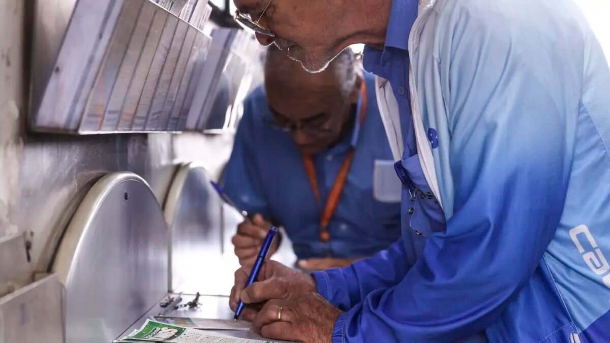 Mega-Sena de R$ 82 milhões e +Milionária de R$ 100 milhões sorteiam hoje (3), às 21h; apostas até 20h
