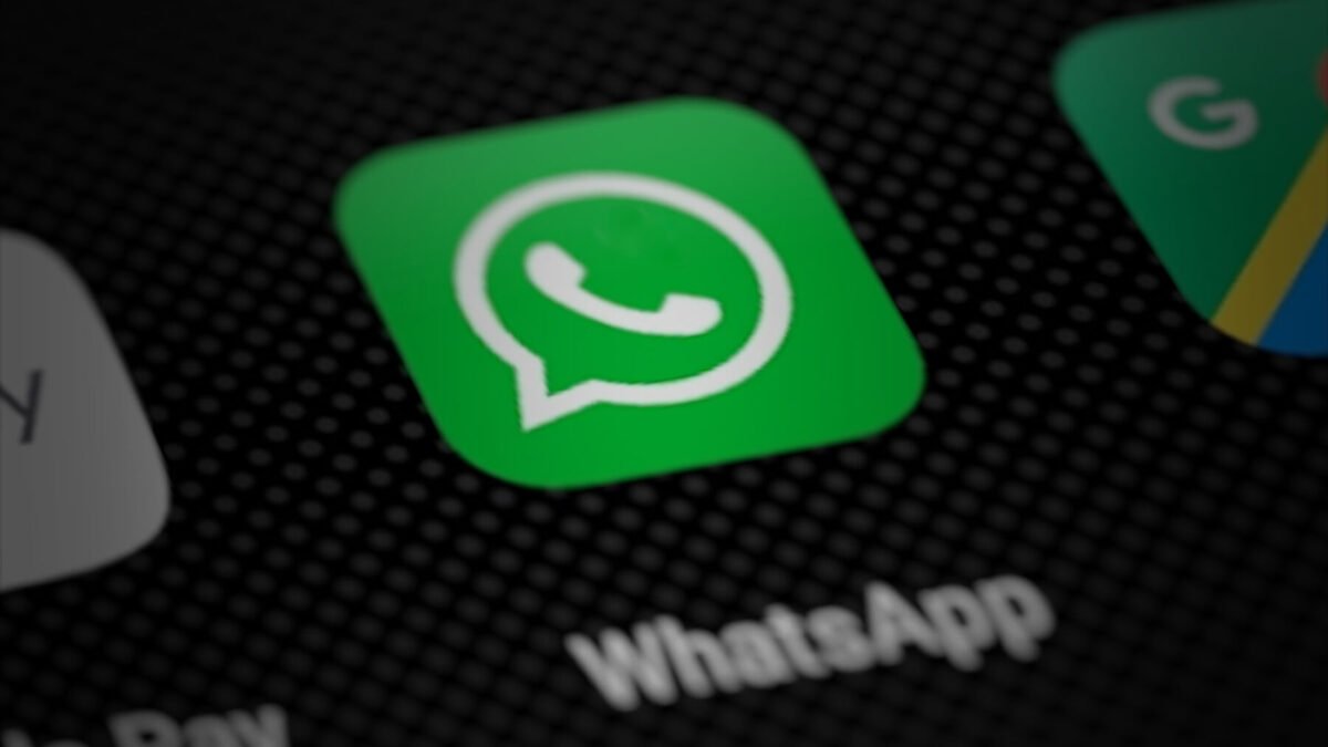 WhatsApp fora do ar? App tem instabilidade nesta sexta (9) e versão web não abre conversas