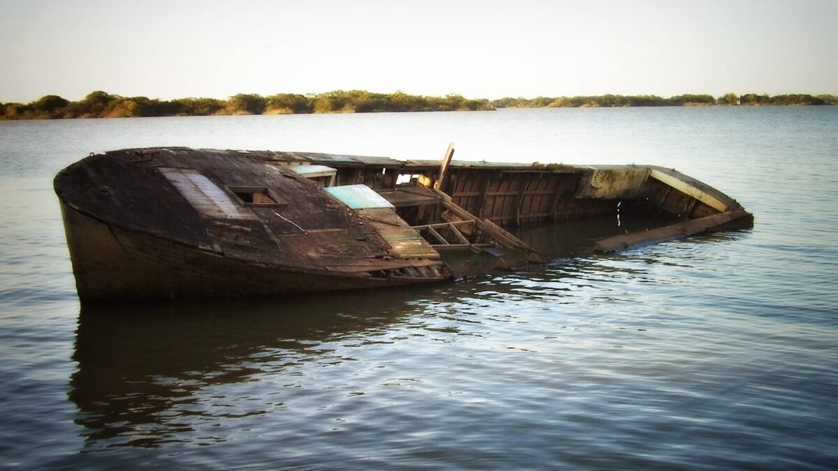 Guaíba sobe a 2,35 m e água invade ruas das ilhas de Porto Alegre