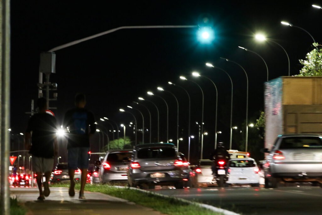 Iluminação pública, com postes de iluminação
