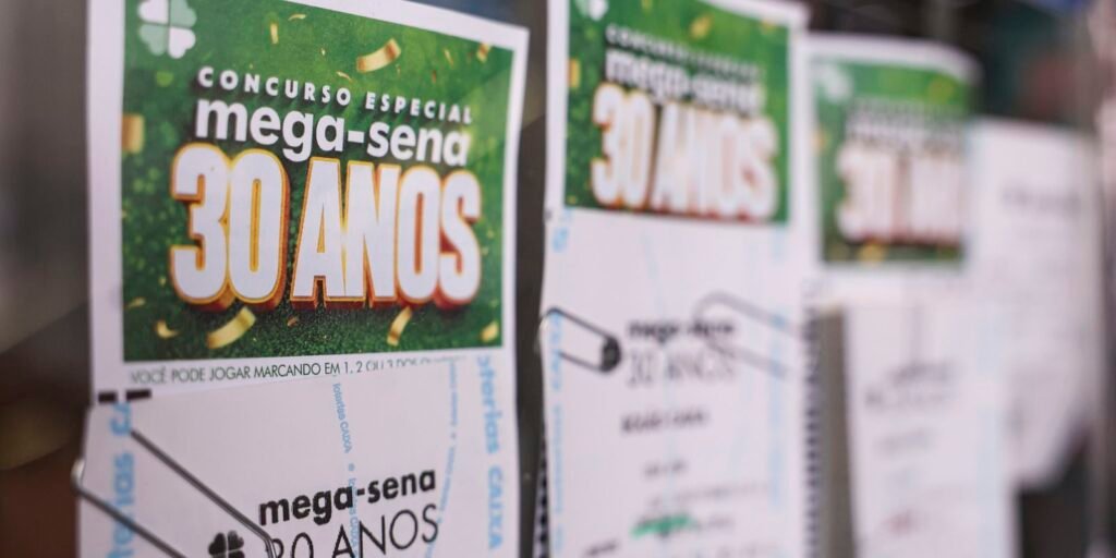 Imagem de apostas em loteria da Caixa, feita em Brasília durante a Mega-Sena especial de 30 anos