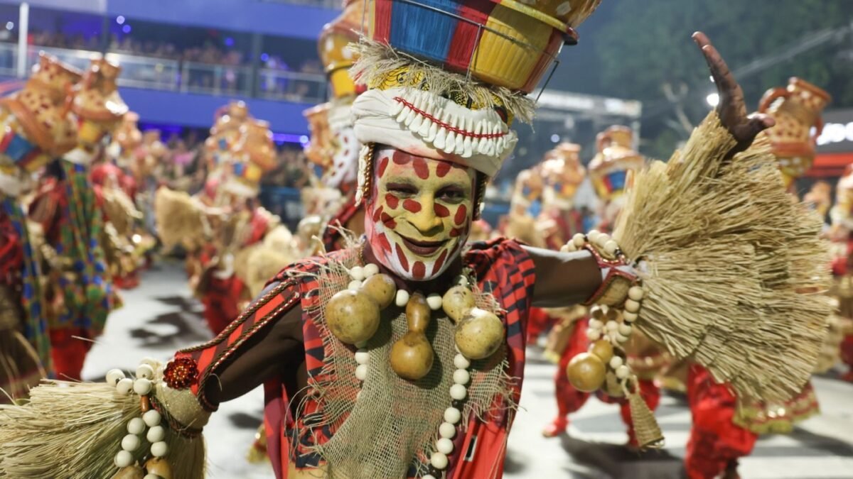 Paolla Oliveira é coroada rainha de bateria da Imperatriz em noite com selinho em IZA