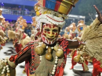 Paolla Oliveira é coroada rainha de bateria da Imperatriz em noite com selinho em IZA