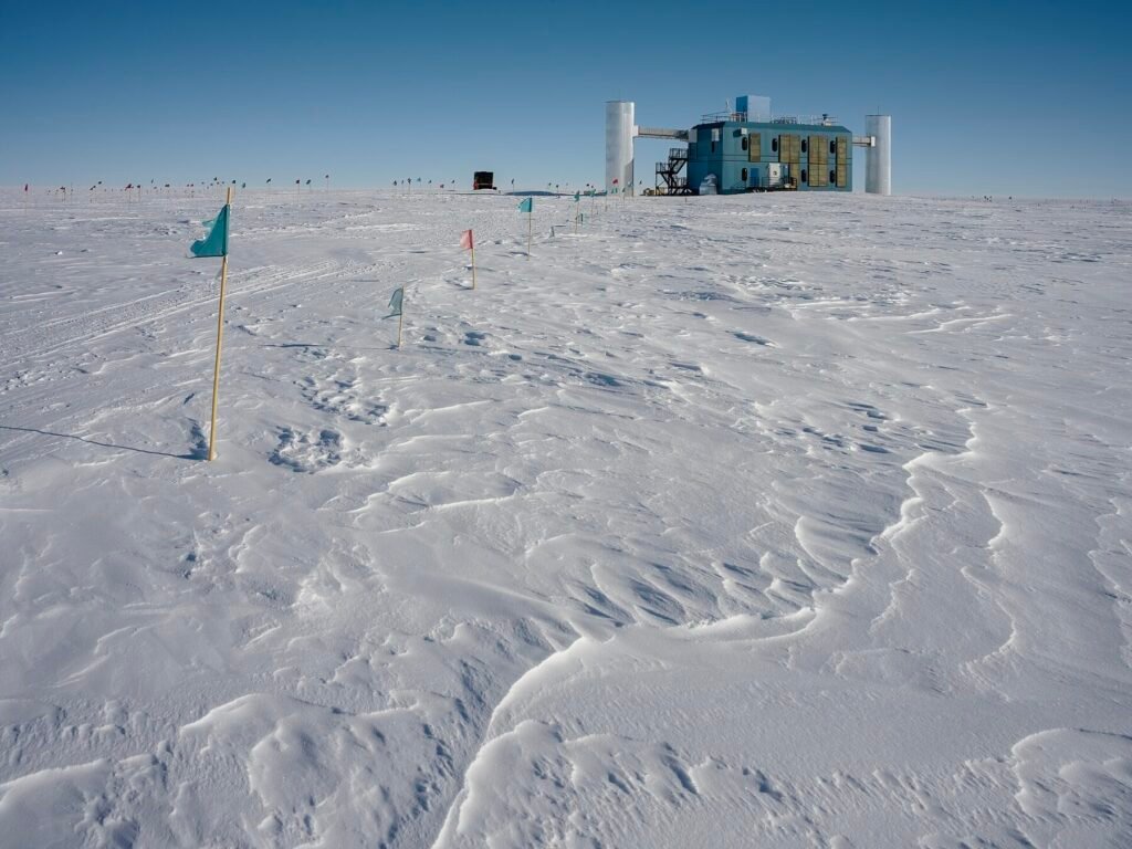 Instalações do Observatório de Neutrinos IceCube em 2023