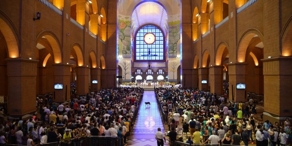 Interior da basílica de Aparecida lotado durante missa