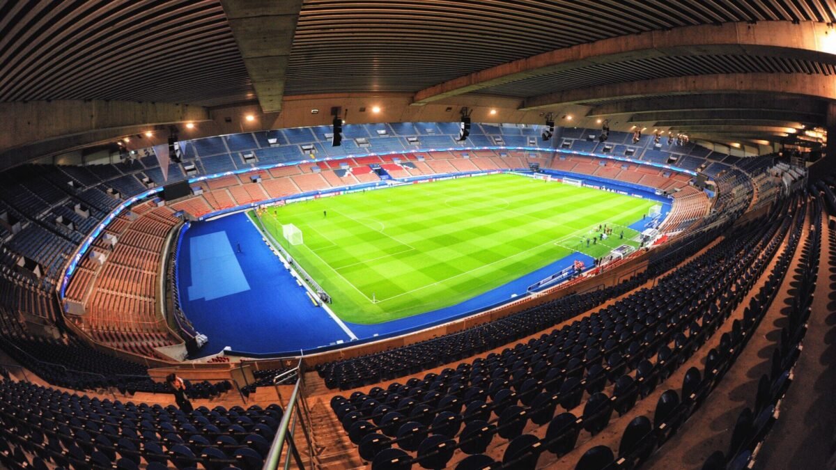 PSG vence Barcelona por 4 a 2 no Parc des Princes e segue na ponta da Champions