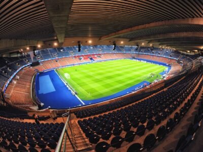 PSG vence Barcelona por 4 a 2 no Parc des Princes e segue na ponta da Champions