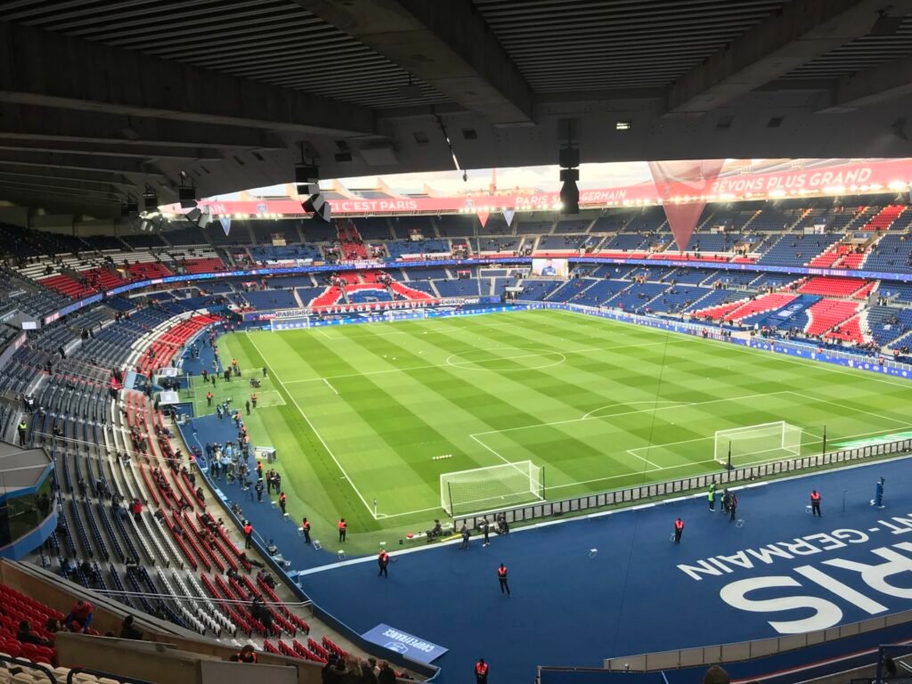 Interior do Parque dos Príncipes durante partida do PSG