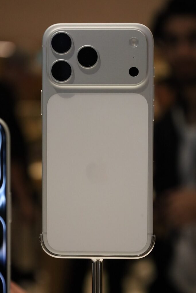 iPhone 17 Pro Max na cor prateada