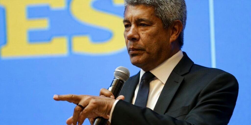 Jerônimo Rodrigues em cerimônia de lançamento de edital de pavimentação da BR-030, em Brasília