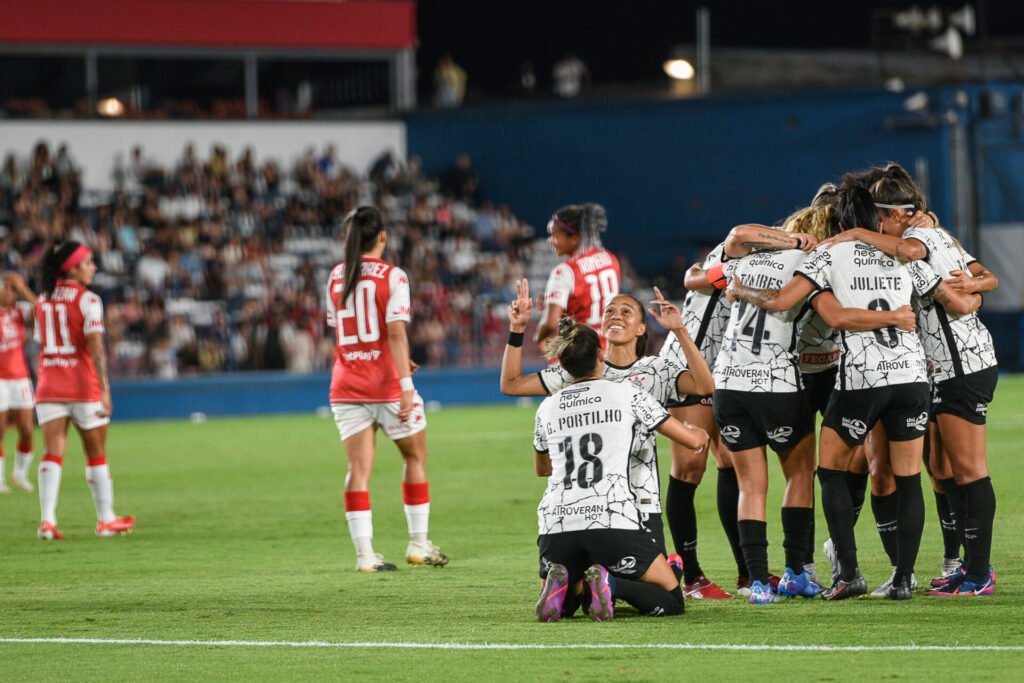Jogadoras do Corinthians comemoram gol contra o Santa Fe