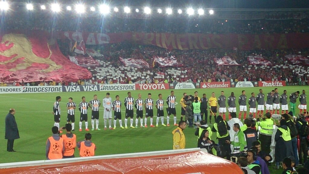 Jogadores do Atlético-MG perfilados antes de jogo contra o Santa Fe, pela Copa Libertadores de 2014