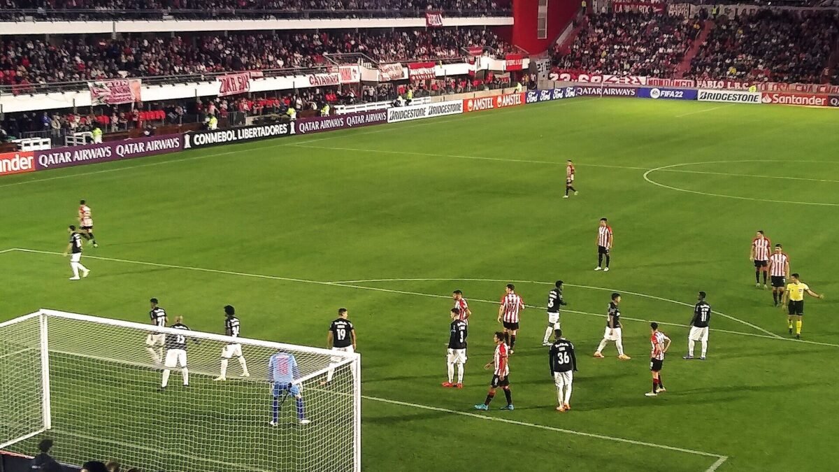 Flamengo e Estudiantes empatam sem gols e decidem vaga na final da Libertadores no Maracanã