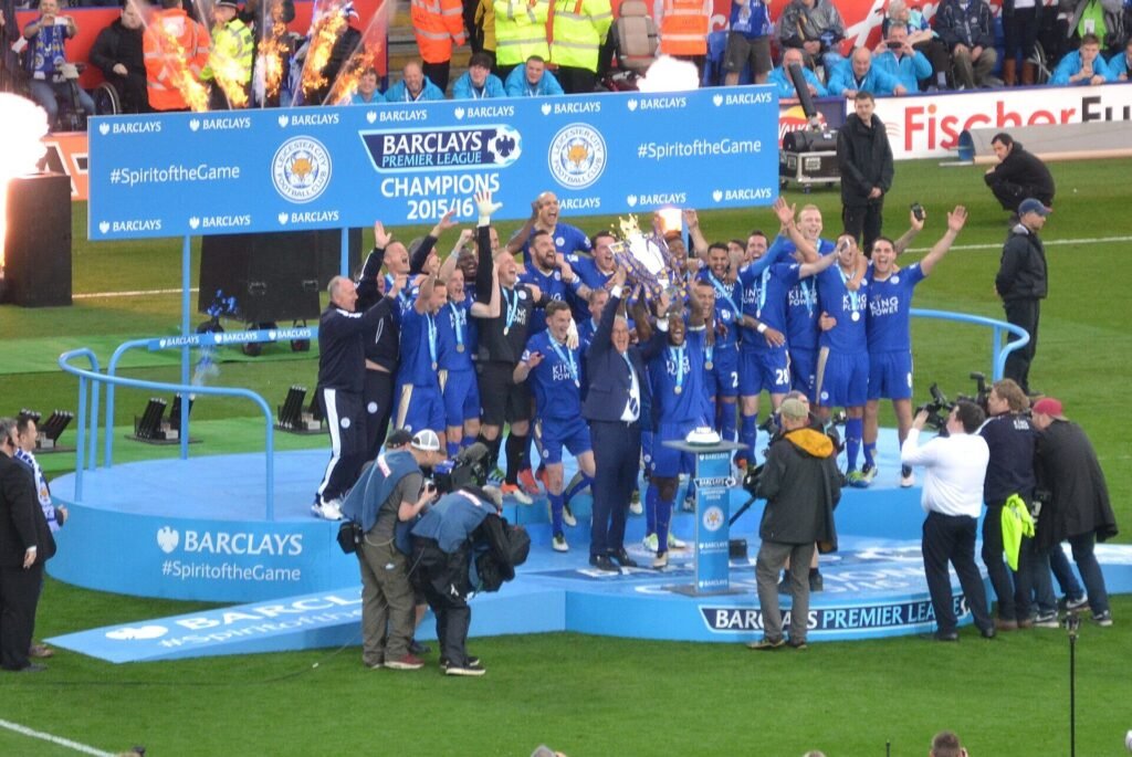 Jogadores do Leicester City levantam o troféu da Premier League
