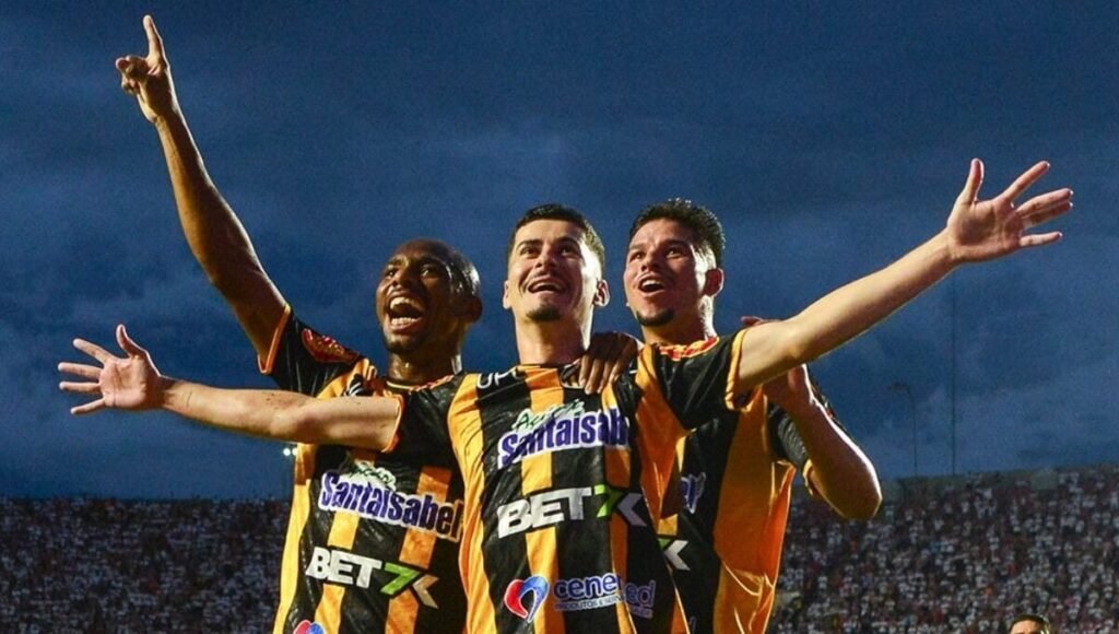 Jogadores do Novorizontino comemoram gol em partida do Campeonato Paulista