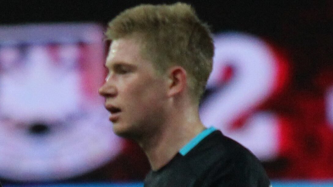 Napoli vence o Frosinone por 3 a 0 no Maradona, com dois gols de De Bruyne