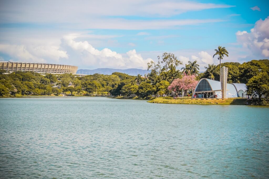 Lagoa da Pampulha em Belo Horizonte com a Igrejinha da Pampulha